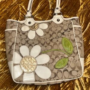 Coach Bleeker St Daisy Tote bag EUC 2000s coach jacquard signature print